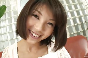 Peitos grandes azumi brincando com seus peitos grandes e sua fofo porno rolos dormente