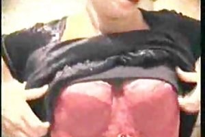 Uma mãe se masturbando sua vagina úmida na cama filme pornô cooney