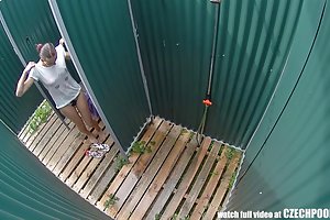 A primeira voyeur bordadeira real piscina pública porno russo