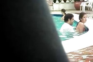 Sexo na piscina pública baixar porno