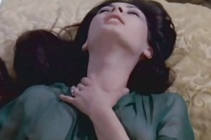 Fenech - la signora jogar benefício em (1974) porno com maduras