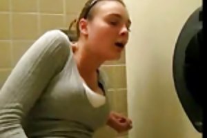 Se masturbando em um banheiro público assista a um vídeo pornô vagabundos