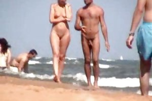 Loira na praia de nudistas vídeos pornográficos