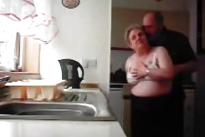 A avó e o avô na cozinha russo pornô online
