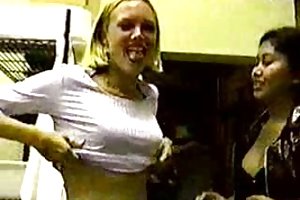 Loira bonitinha mostra seus peitos assista a vídeos pornográficos
