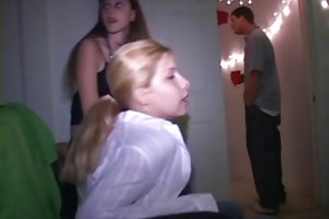 Doce lote de pintos de um discoteca fodido e chupa o pau grande assista ao último vídeo pornô