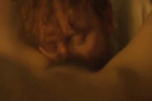 Kate dickie - vermelha estrada porno rolos strap-on