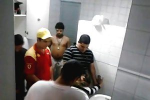 Os caras fodendo um garota fazer pub wc gangbang! porno russo mulheres maduras ver
