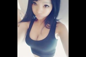 Quente angela se assista a um vídeo pornô no trabalho