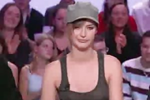 Louise bourgoin bonito peito assistir a um jogo pornô em uma garrafa