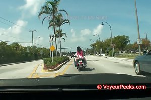 Novilha de bicicleta, saia curta sem calcinha? belo caseiro porno