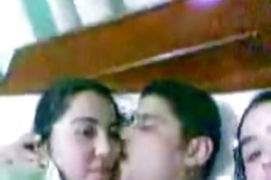 Árabes, os homens se beijando duas árabe (egípcio) um menina na cama caseiro porno assistir online sexo anal
