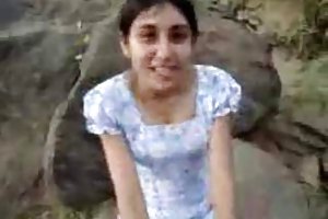 Sri menina dá sexo oral caseiro pornô de 18 anos
