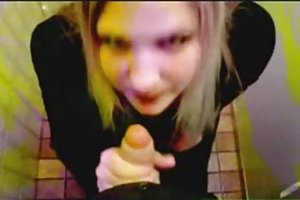 Um banheiro público boquete pornográficos histórias de sexo com uma menina