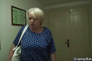 A avó recebe um dormir com o rapaz após um compra porno mãe russo