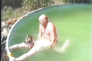 Velho casal fazendo sexo na piscina, parte 1 de usar tweed pornô para mamãe e o enteado