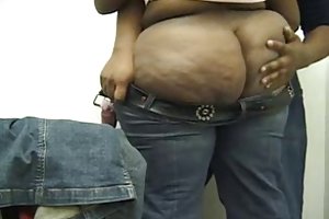 A bela negra bunda recebe um ajuda para vestir sua calça calças de brim. pornografia on-line para dentro