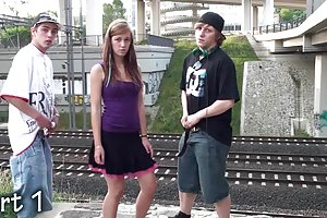 A jovem e bela menina na rua fazendo um sexo parte 1 muitos porno