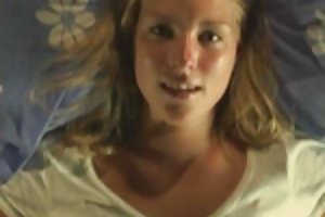 A pequena loira brincando com uma na cama porno enormes foto