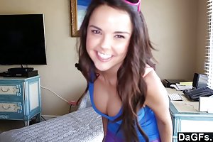 A jovem envia-lhe um grande presente vídeo pornô garganta profunda assista