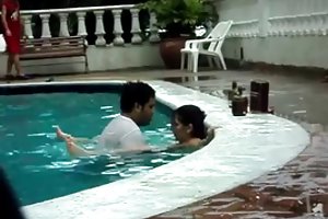 Sexo na uma piscina. nua porno