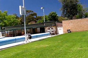 Minha esposa niki de piscamento para o salva-vidas da piscina assista um grande pornô