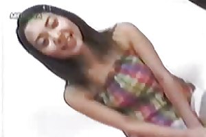 Asiática gracinha chupa e fode 1 russo pornô strap-on