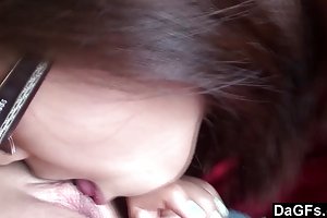Bonito asiático adolescente descendo sua namorada porno foto
