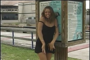 Morena sexy exibicionista banda e pisca em público vídeo pornô para assistir online fisting
