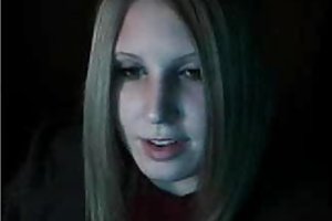 Uma menina bonita em um bate-papo e se masturbando jogo pornô filha de castigo