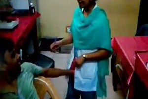 O técnico mulher de um médico em um hospital ver o russo vídeos pornográficos