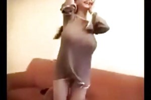 Peitos grandes de dança assista a um vídeo pornô na rua