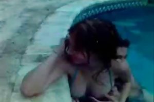 A menina nenhum quintal piscina vídeo pornô papai mamãe filha