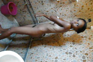 Magro preto adolescente um buceta raspada pornografia na boca do jogo