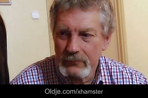 Oldman fode quente menina, enquanto sua esposa saiu de casa porno jogos com as meninas
