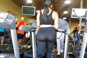 A pista de atletismo garantia minha mãe na cozinha porno